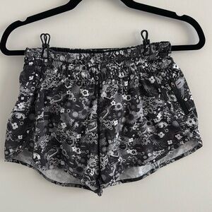 Lululemon Seawheeze 2017 Tracker Low-Rise Lined. Size 8. Color: Counter Culture.